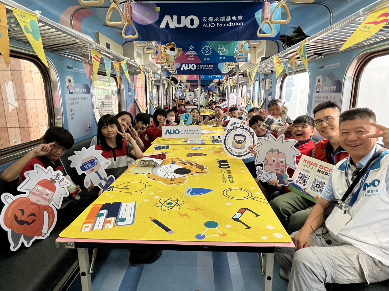 永續基金會參與「臺灣科普環島列車」，設計基礎科學車廂課程，以「淨零碳排和永續能源」為主題，讓學生透過創意實驗認識淨零知識，以及思考生活中的減碳行為