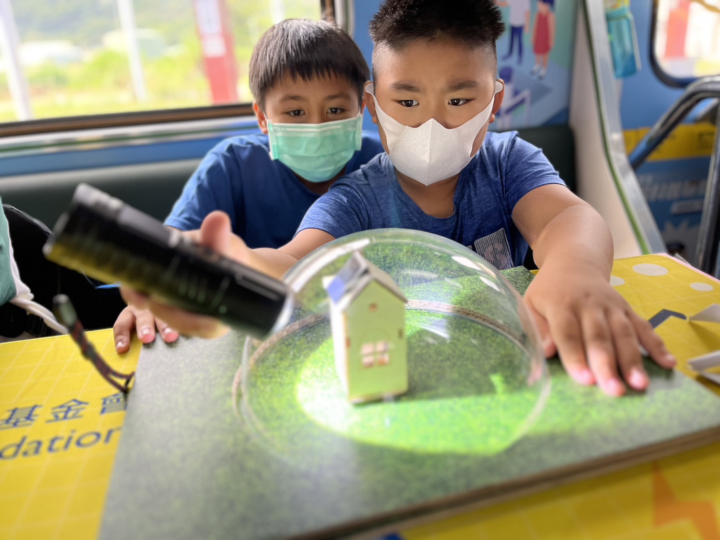 參與基礎科學主題車廂，以STEAM教學精神，設計「逐日科學家」、「太陽能工程師」以及「淨零建築師」三大能源科普課程和實驗
