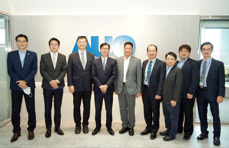 光電前進亞灣成立「AUO解決方案研發中心」，作為多元場域解決方案研發及試驗場域（圖中左為高雄市長陳其邁、圖中右為光電董事長彭双浪）